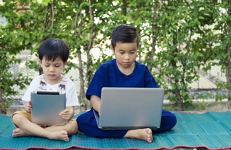 Trẻ dưới 3 tuổi: Có nên cho tiếp xúc thiết bị công nghệ?