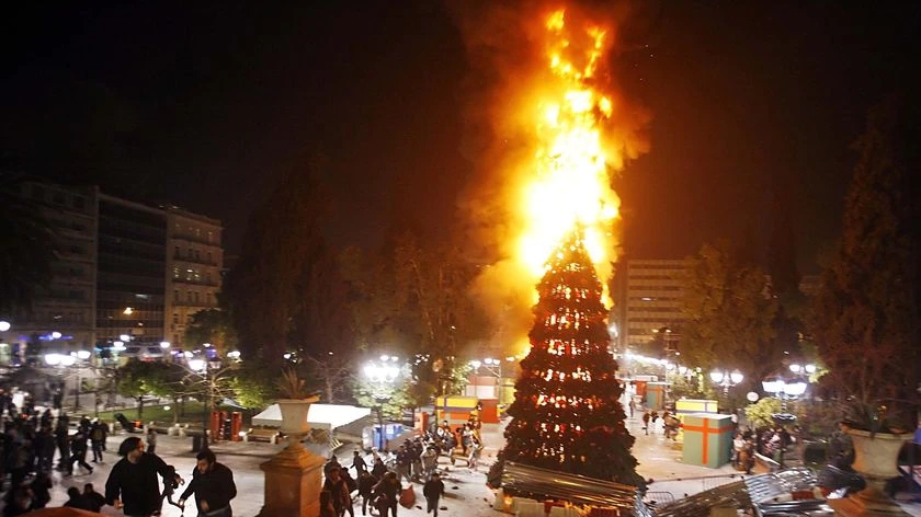 Trong hình là một cây thông Noel bị bắt lửa chứ không phải "được đốt" theo truyền thống (Nguồn: abc.net.au)