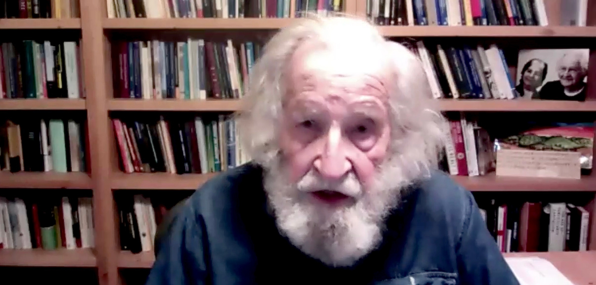 Noam Chomsky trong một buổi chia sẻ trực tuyến vào năm 2021