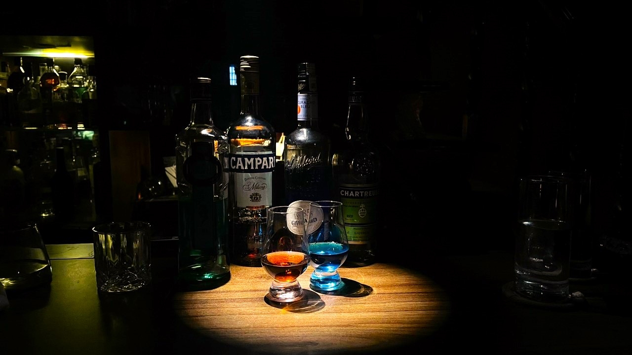 Cặp absinthe đậu biếc: Bạn chọn red pill hay blue pill?