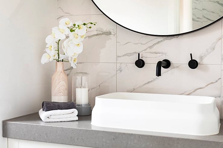 Đặt một cây lan hồ điệp ở khu vực bồn rửa mặt sẽ làm cho toàn bộ không gian phòng tắm trở nên tinh tế, sang trọng hơn