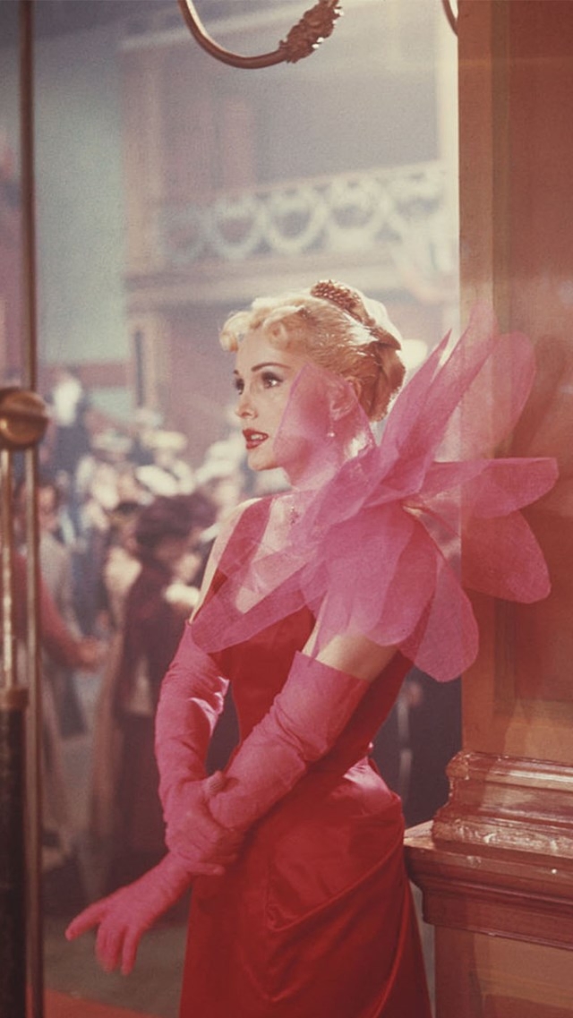 Nữ diễn viên Zsa Zsa Gabor mặc chiếc váy màu hồng trong bộ phim Moulin Rouge (1952)