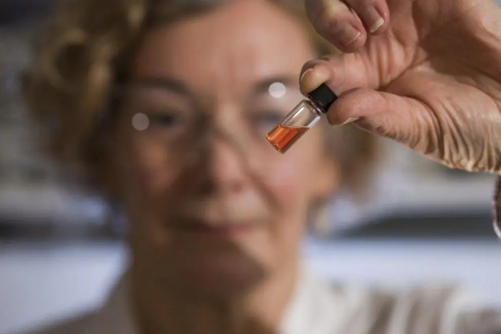 Giám đốc Phòng thí nghiệm Hóa sinh ANU là Tiến sĩ Janet Hope đang cầm một lọ porphyrin màu hồng đại diện cho các sắc tố nguyên vẹn lâu đời nhất trên thế giới (Nguồn: ANU)
